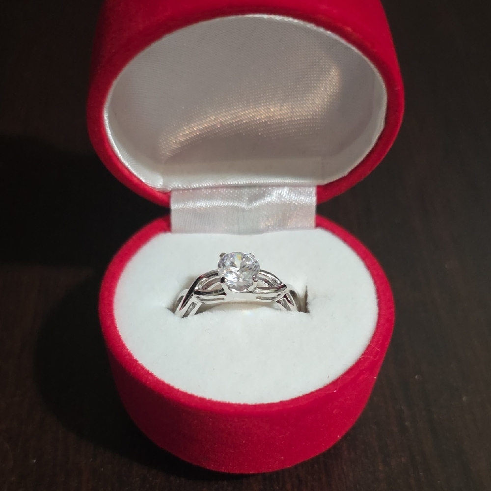 Avon Vintage Silver Hugs And Kisses Ring In Ornament Box